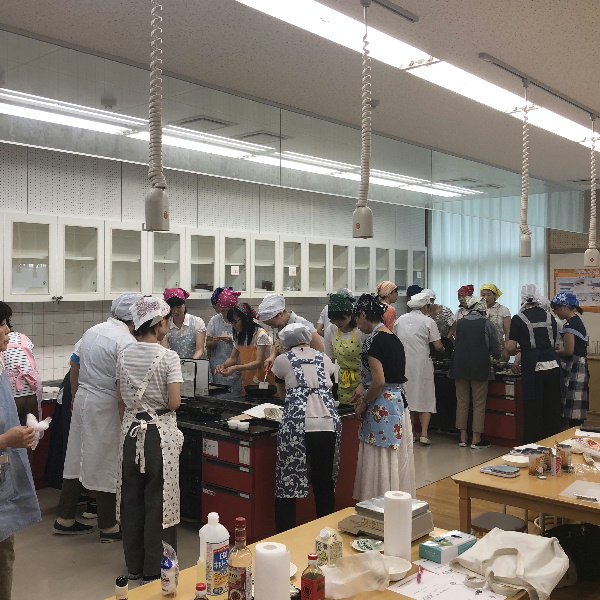 調理実習に取り組む参加者の皆さん